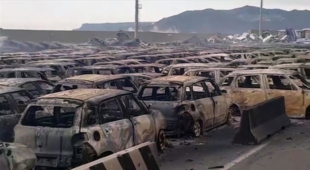 ПОЖАР У ИТАЛИЈАНСКОЈ ЛУЦИ: Изгорели фијати 500 л из Крагујевца (ВИДЕО)