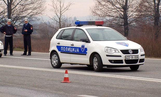 МУШКАРАЦ (65) ПРОНАЂЕН МРТАВ У КАНАЛУ РЕЧИЦЕ: Сумња се да је прегажен аутомобилом