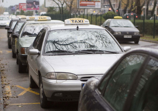 СУЗБИЈАЊЕ СИВЕ ЕКОНОМИЈЕ У ЦГ: Легализација решење за такси превознике