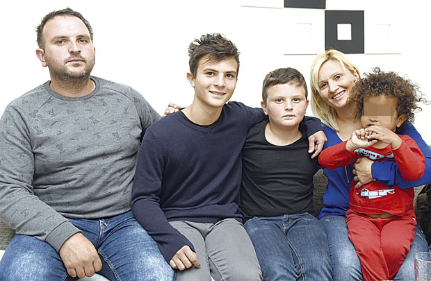 ЉУБАВ У ХРАНИТЕЉСКОЈ ПОРОДИЦИ: Не излазе из пелена и вртића