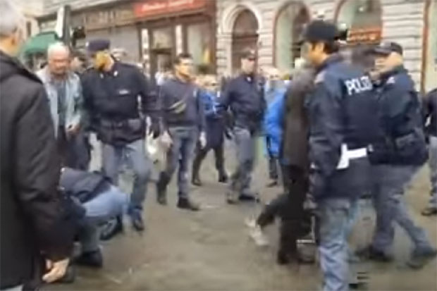 ТРСТ ПОД ОПСАДОМ ПОЛИЦИЈЕ: Неофашисти и антифашисти на пар стотина метара раздаљине (ВИДЕО)