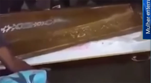  ИЗ ГРОБА СУ СЕ 11 ДАНА ЧУЛИ УДАРЦИ И ВРИСКА Када су га напокон отворили, схватили су да је њено тело топло! (ВИДЕО) 