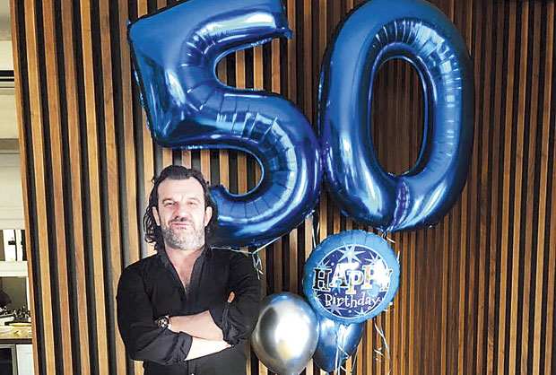 ЛУКАС ПРОСЛАВИО 50. РОЂЕНДАН: Синови и ћерке једини гости (ФОТО)