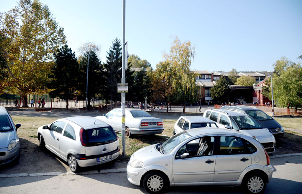 Бахати возачи паркирају где стигну