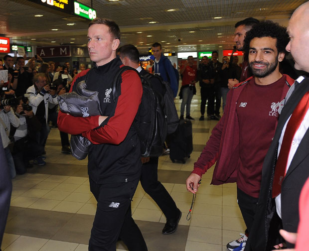 ФОТО: Навијачи дочекали експедицију Ливерпула у Београду