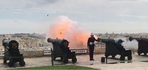 ТЕЖАК МАЛЕР: Почасни плотун разнео голуба у лету (ВИДЕО)