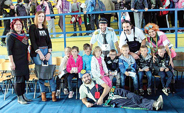 Засметао им узвик на представи, па би да санкционишу директорку школе јер су деца слушала Живела Српска ?