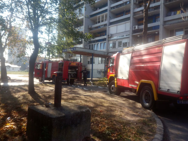 ПОЖАР У ЗЕМУНУ: Гори стан на деветом спрату солитера (ФОТО)