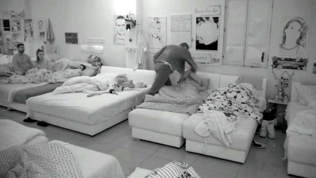 ХАОС У ЗАДРУЗИ: Немања УДАРИО Брендона, обезбеђење га одмах извело! (ВИДЕО)