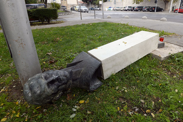 ХЕРОЈ И ДАЉЕ БОРАЦ ПРОТИВ УСТАША: Генијалац у Сплиту срушио споменик, Раде Кончар му поломио ногу (ФОТО+ВИДЕО)