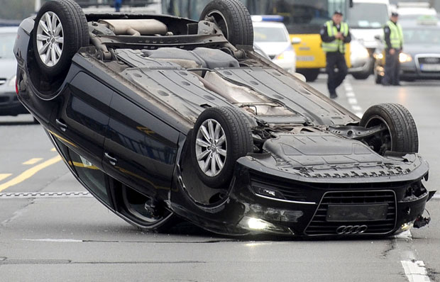 СУДАР НА ПЛАВОМ МОСТУ: Преврнут аутомобил насред улице, двоје повређено (ВИДЕО)