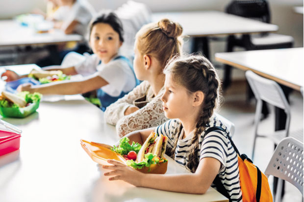 Школарцима бар један здрав оброк дневно