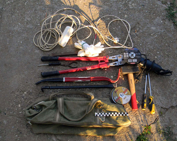 Ухапшени лопови, украли алат и оружје