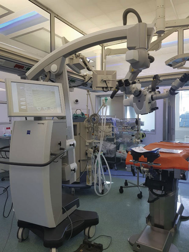 МИКРОСКОП ВЕЋ СПАСАВА ПАЦИЈЕНТЕ: Хитно оперисана жена у Новом Саду