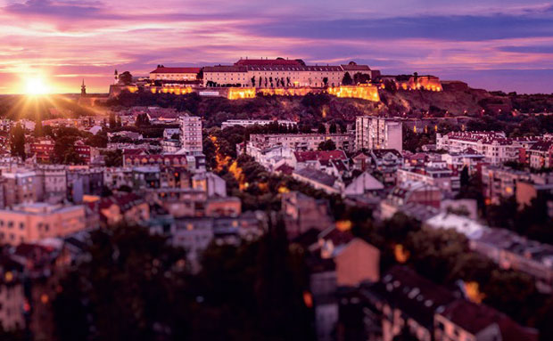 ШАЈКА НА ТВРЂАВИ: Егзит и Јоко Оно промовишу Нови Сад