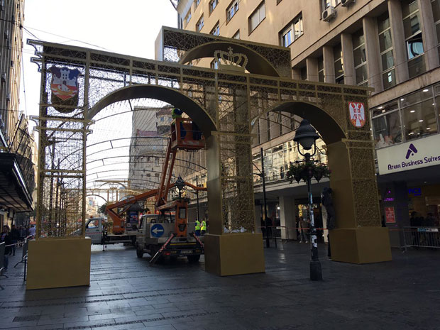 ПОЛЕМИКЕ ОКО НОВОГОДИШЊЕ ДЕКОРАЦИЈЕ У КНЕЗ МИХАИЛОВОЈ: Велики камиони могу кроз капију