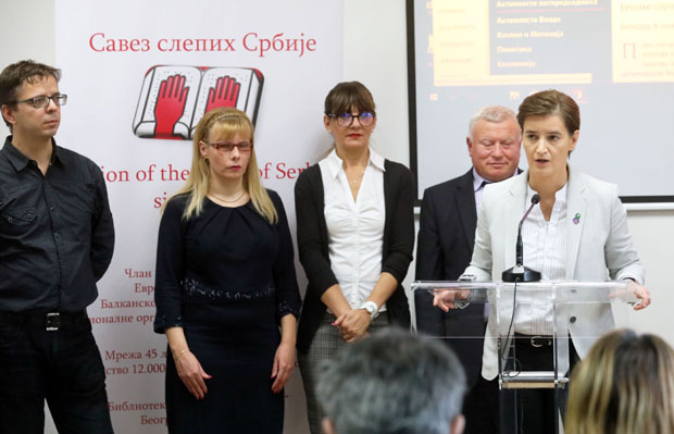 За три дана 300 питања грађана на сајту Владе(ФОТО)