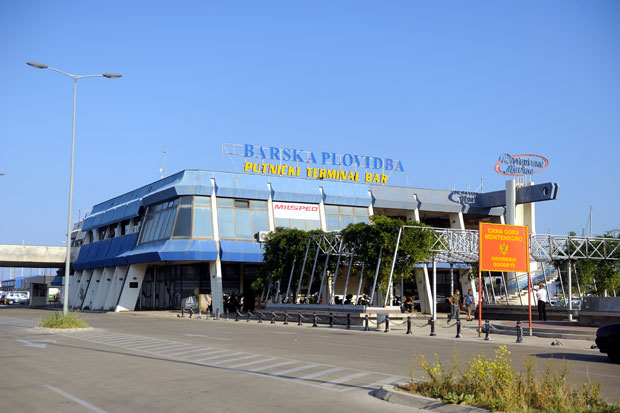 У луку Бар упловио истраживачки брод