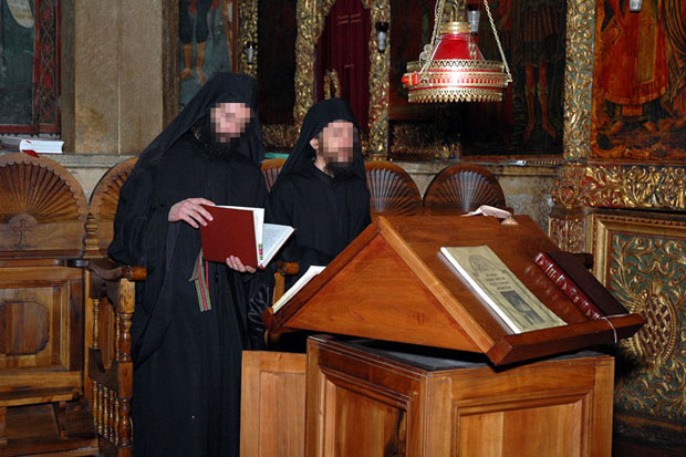 ИЖИВЉАВАЊЕ АЛБАНАЦА НА КОСМЕТУ: Одбили да дају монаху боравишну дозволу, прете му депортацијом