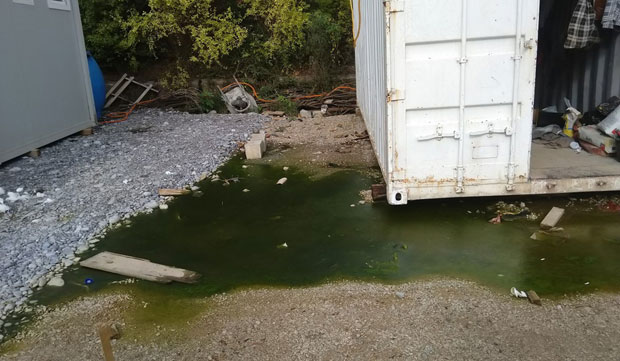 Кумбор: Смрад и фекалије угрожавају живот