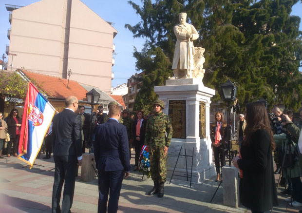 У ПОЖАРЕВЦУ ОБЕЛЕЖЕН ДАН ПРИМИРЈА: Венци и цвеће на Споменик српском војнику (ФОТО)