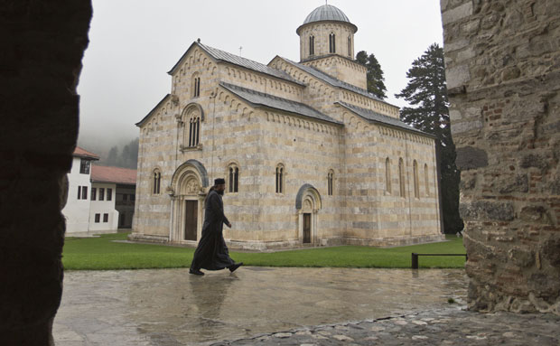 АЛБАНЦИ УДАРАЈУ НА СТУБ СРПСТВА: Атак приштинских институција на монаштво, напад на српски народ