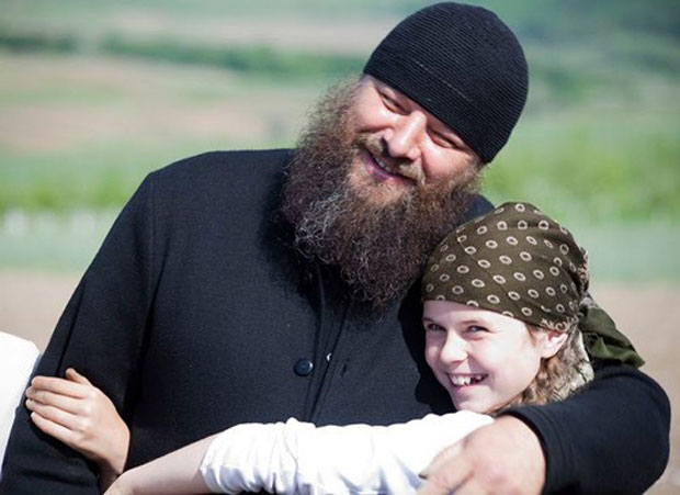 НЕОБИЧАН МАНАСТИРСКИ КОМПЛЕКС: Владика са 400 деце