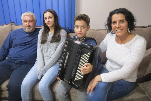 Мали виртуоз на дугметари