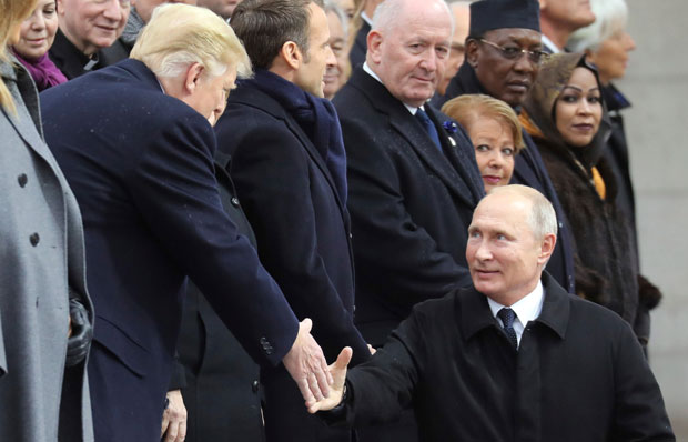 СВЕ ОЧИ БИЛЕ УПРТЕ У ЊИХ: Руковање Путина и Трампа, благо тапшање по рамену и палац на горе (ВИДЕО)