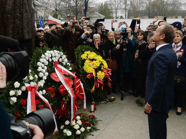  Туск положио венце на обновитељима пољске државности