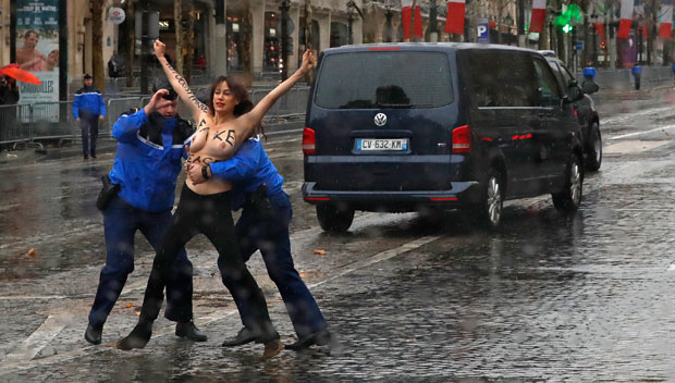 ИНЦИДЕНТ У ПАРИЗУ: Испред Трампа на Шанзелизеу истрчала обнажена чланица Фемена; Протест против председника САД