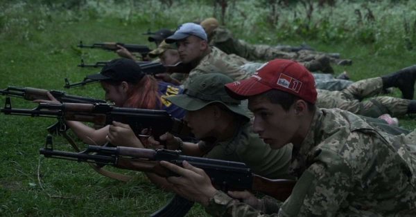 СТРАВИЧНО ОТКРИЋЕ У ВОЈНОМ КАМПУ У УКРАЈИНИ: Кијев учи децу како да убијају Русе