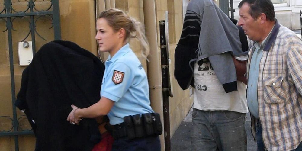 ФРАНЦУСКА У ШОКУ: Крила бебу у гепеку аута две године!