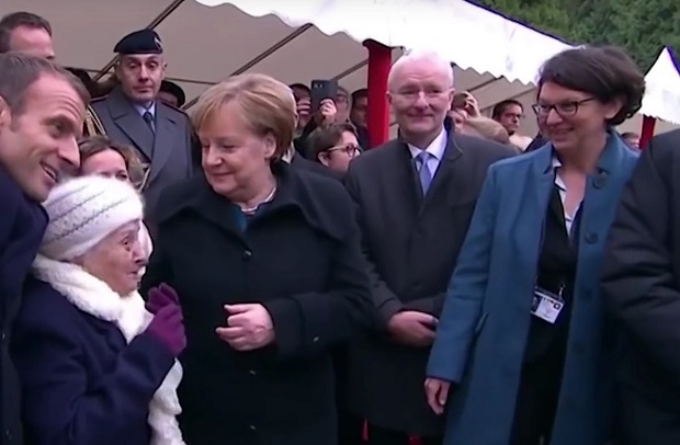 ФРАНЦУСКИЊА МЕРКЕЛОВОЈ: Ви нисте мадам Макрон? Немогуће! (ВИДЕО)
