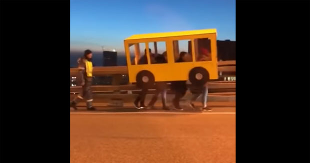 ПОГЛЕДАЈТЕ: Сцена као из „Породице Кременко“ на мосту у Владивостоку (ВИДЕО)