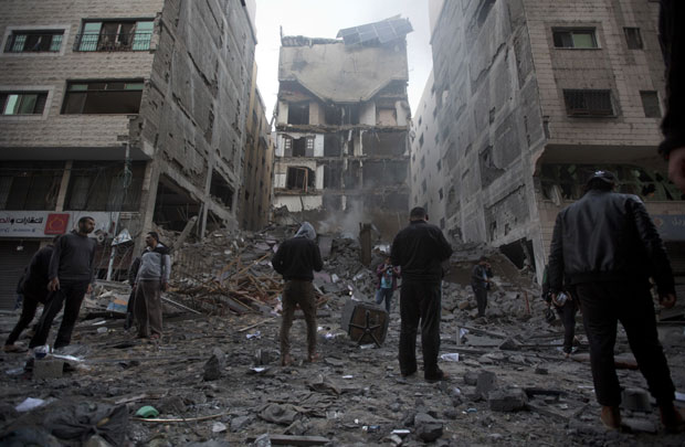 РАСТУ ТЕНЗИЈЕ У ГАЗИ: Пала граната на зграду, једна особа погинула (ФОТО)