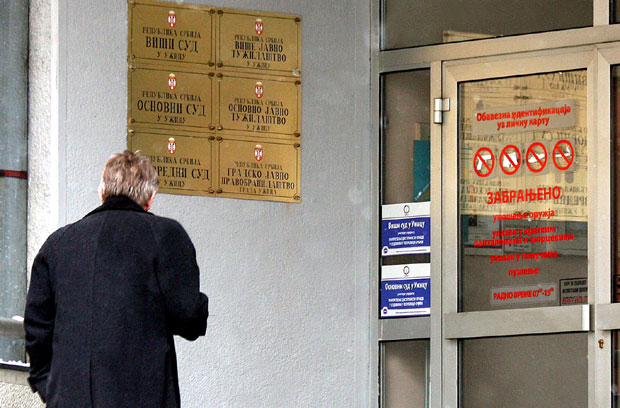 ИНЦИДЕНТ НА РАСНОЈ ОСНОВИ У УЖИЦУ: Нигеријца гађао столицом и пепељаром