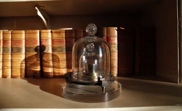 ШТА ЋЕ БИТИ НА ВАГАМА? Научници заувек мењају килограм 