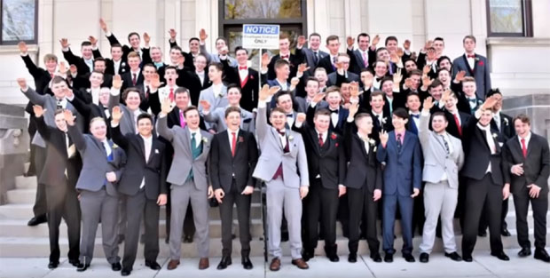 ФОТОГРАФ ТРАЖИО ДА МАХНУ РОДИТЕЉИМА: Ученици користили нацистички поздрав на сликању