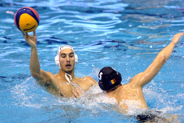 ДЕЛФИНИ ЛАГАНО СА КОМШИЈАМА: Српски ватерполисти бољи од Румуније у Европа купа