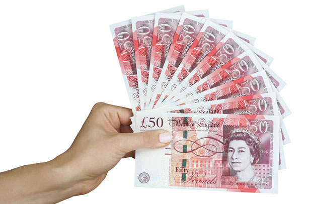 ОЧАЈНА МЛАДА БОГАТАШИЦА: Нуди 69.000 евра годишње да јој неко буде дечко 