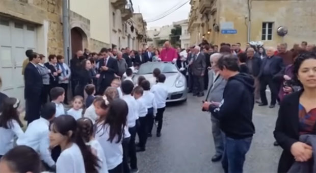 БАХАЋЕЊЕ КАТОЛИЧКЕ ЦРКВЕ: Деца ужетом вукла “порше” са свештеником (ВИДЕО)