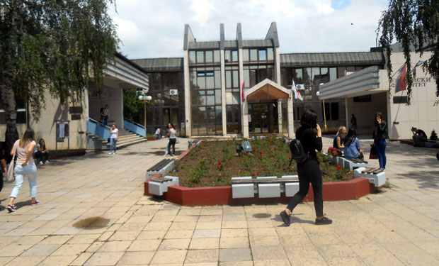 СТУДЕНТКИЊА ОПТУЖУЈЕ КРАГУЈЕВАЧКОГ ПРОФЕСОРА: Питао ме какав веш носим, писао ми скандалозне и срамне ствари