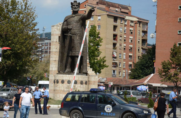 НОВЕ ПРЕТЊЕ: На возилу Апотекарске установе у Косовској Митровици поруке мржње према Србима