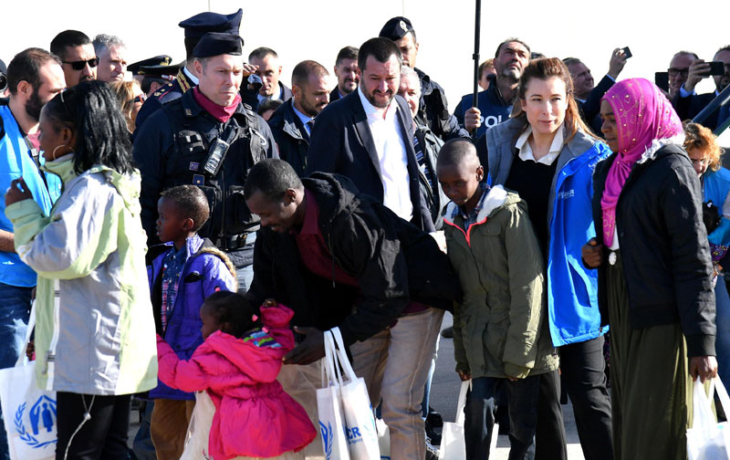 САЛВИНИ ПОСЛЕ ДОЧЕКА 50 ИЗБЕГЛИЦА: Задовољство је дочекати децу која су заиста избегла рат, а економске мигранате треба протерати