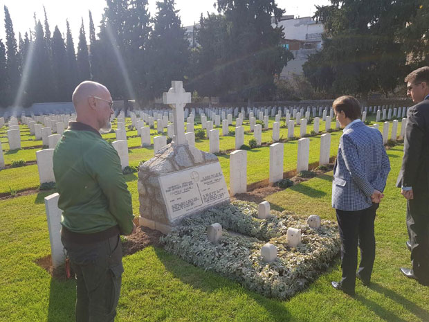 БРНАБИЋЕВА НА ЗЕЈТИНЛИКУ: Премијерка обишла српско војничко гробље у Солуну (Фото)
