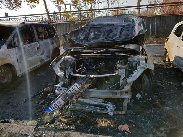 Букнула четири возила, изгорео аутомобил другог човека нишке БИА(ФОТО)