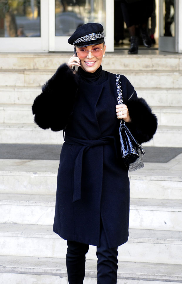 ОДЛОЖЕНО РОЧИШТЕ: Цеца узалуд чекала Јецу, па насмејана напустила судницу (ФОТО)