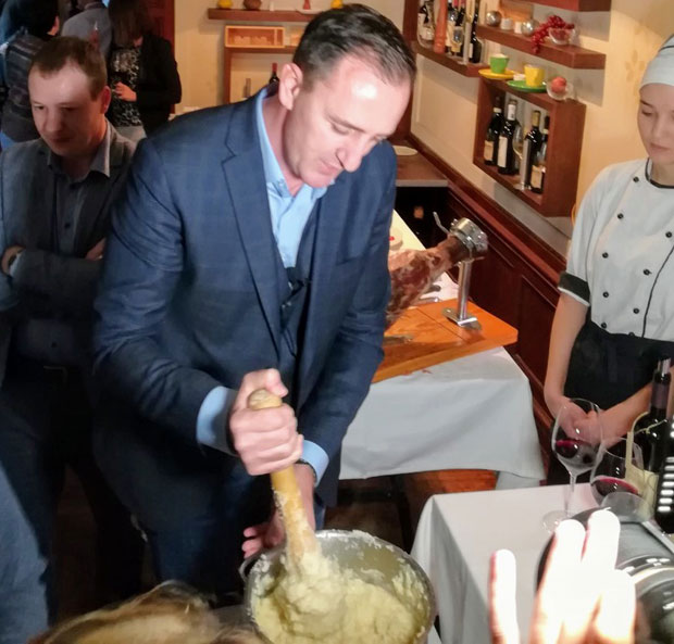 БОГАТ НОВОГОДИШЊИ ПРОГРАМ У ЦРНОЈ ГОРИ: Сергеј у Бару, Чорба у Тивту