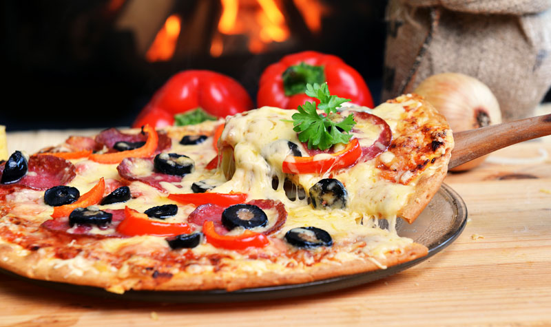 Радник пљунуо на пицу, добио условну казну (ВИДЕО)